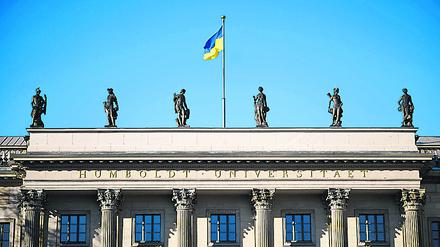  Ukraineflagge auf dem Dach der Humboldt-Universität Berlin im März 2022.
