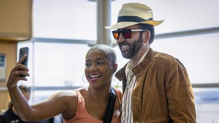Selfie mit Nic. Auch die CIA-Agentin Vivian (Tiffany Haddish) ist ein Fan des Hollywoodstars.