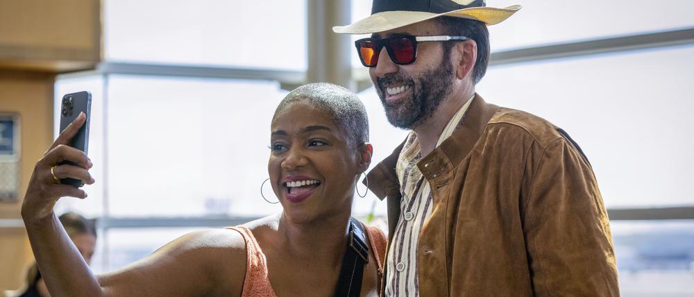 Selfie mit Nic. Auch die CIA-Agentin Vivian (Tiffany Haddish) ist ein Fan des Hollywoodstars.