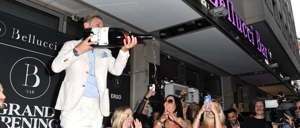 Adriano Hess beim Grand Opening der Bellucci Bar am Berliner Kurfürstendamm 63. Berlin, 14.06.2022 *** Adriano Hess at the Grand Opening of the Bellucci Bar at Berlin Kurfürstendamm 63 Berlin, 14 06 2022 Foto:xN.xKubelkax/xFuturexImage