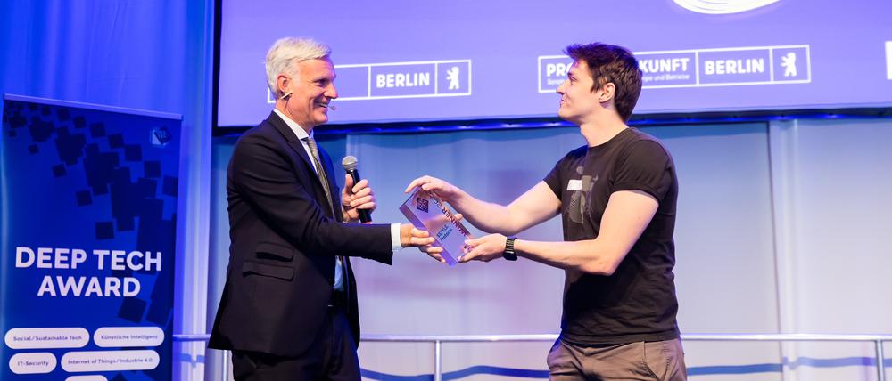 Wirtschaftssenator Stephan Schwarz übergab den Deep Tech Award in der Kategorie Blockchain an Leo Hilse vom Berliner Start-up Style Protocol.