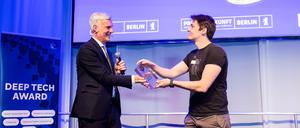 Wirtschaftssenator Stephan Schwarz übergab den Deep Tech Award in der Kategorie Blockchain an Leo Hilse vom Berliner Start-up Style Protocol.