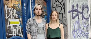 Anna Grundsten (r.) und ihr Freund Álvaro Martinez leben zur Miete in einem Haus in Treptow, das Heimstaden gehört.