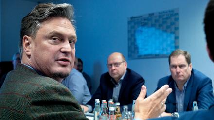 Frank Hansel, der Parlamentarische Geschäftsführer der AfD-Fraktion im Berliner Abgeordnetenhaus, ist sich der Kamera bewusst.