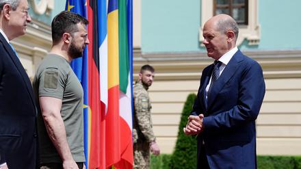 Begegnung in Kiew. Kanzler Scholz (rechts) und der ukrainische Staatschef Selenskyj am Donnerstag in Kiew. 