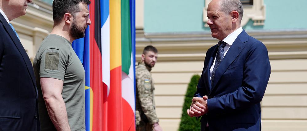 Begegnung in Kiew. Kanzler Scholz (rechts) und der ukrainische Staatschef Selenskyj am Donnerstag in Kiew. 
