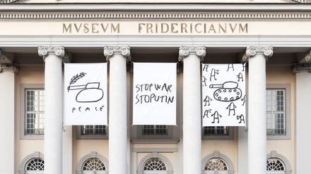 Anti-Kriegs-Zeichnungen von Dan Perjovschi am Museum Fridericianum. 