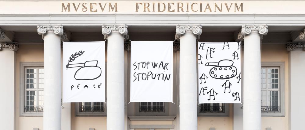 Anti-Kriegs-Zeichnungen von Dan Perjovschi am Museum Fridericianum.