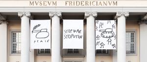 Anti-Kriegs-Zeichnungen von Dan Perjovschi am Museum Fridericianum. 