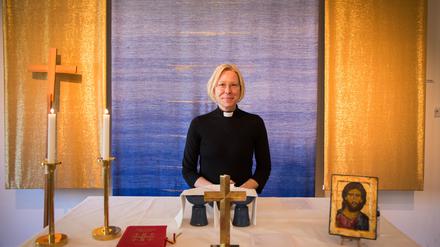 Pastorin Pamela Garpefors in ihrer Gemeinde der Svenska Kyrkan in Berlin-Charlottenburg.