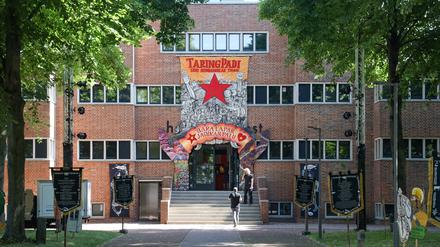 Im Hallenbad Ost präsentiert das indonesische Kollektiv Taring Padi sein Archiv aus großformatigen Bannern und Holzschnittplakaten.