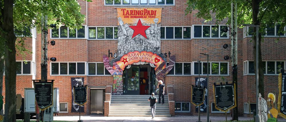 Im Hallenbad Ost präsentiert das indonesische Kollektiv Taring Padi sein Archiv aus großformatigen Bannern und Holzschnittplakaten.