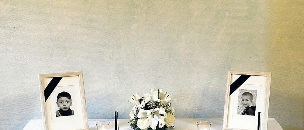 Kondolenzbücher für die ermordeten Kinder Elias (Foto rechts) und Mohamed (Foto links), fotografiert am 04.11.2015 im Rathaus Luckenwalde (Brandenburg). Foto: Ralf Hirschberger/dpa +++(c) dpa - Bildfunk+++