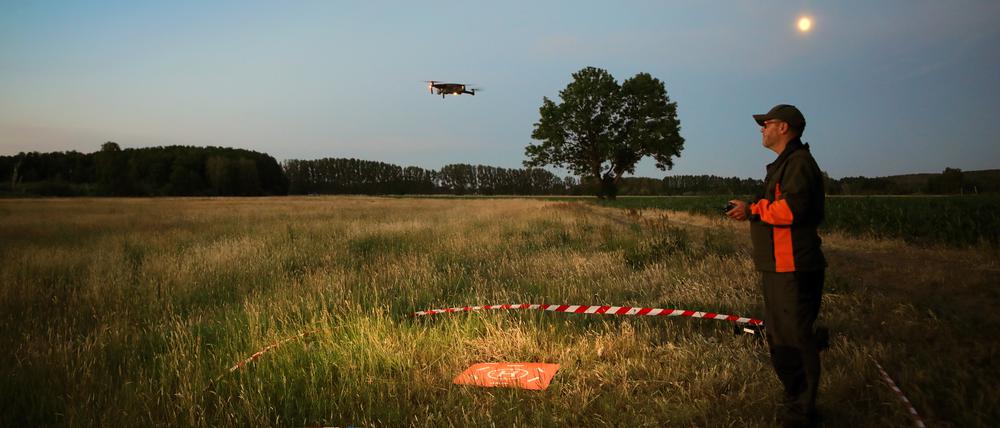 Rehkitzsuche mit Drohneneinsatz auf einer Grünland-Fläche der Agrar Planetal Golzow GmbH, um die Tiere vor der anstehenden Mahd in Sicherheit zu bringen. Gesucht wird in den Nacht- bzw. frühen Morgenstunden, ehe sich der Erdboden zu sehr erwärmt und die kleinen Jungtiere nicht mehr durch die Wärmebildkamera erfasst werden kann.