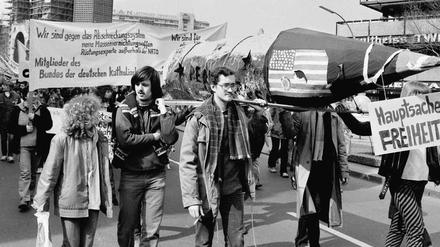 1983 in West-Berlin: Mit Papprakete zum Ostermarsch.