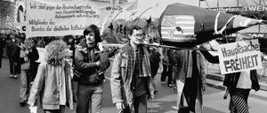 1983 in West-Berlin: Mit Papprakete zum Ostermarsch.