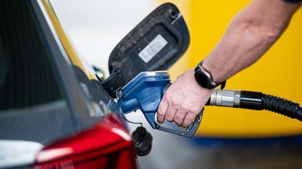 ARCHIV - 14.06.2022, Hamburg: Ein Mann betankt an einer Tankstelle sein Auto. Bei hohen Außentemperaturen sollte man das Volltanken vermeiden, denn Benzin und Diesel dehnen sich aus. Mit Veranstaltungen soll am 18. Juni 2022 am Tag der Verkehrssicherheit auf die Gefahren des Straßenverkehrs aufmerksam gemacht werden. Foto: Daniel Reinhardt/dpa +++ dpa-Bildfunk +++