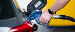 ARCHIV - 14.06.2022, Hamburg: Ein Mann betankt an einer Tankstelle sein Auto. Bei hohen Außentemperaturen sollte man das Volltanken vermeiden, denn Benzin und Diesel dehnen sich aus. Mit Veranstaltungen soll am 18. Juni 2022 am Tag der Verkehrssicherheit auf die Gefahren des Straßenverkehrs aufmerksam gemacht werden. Foto: Daniel Reinhardt/dpa +++ dpa-Bildfunk +++
