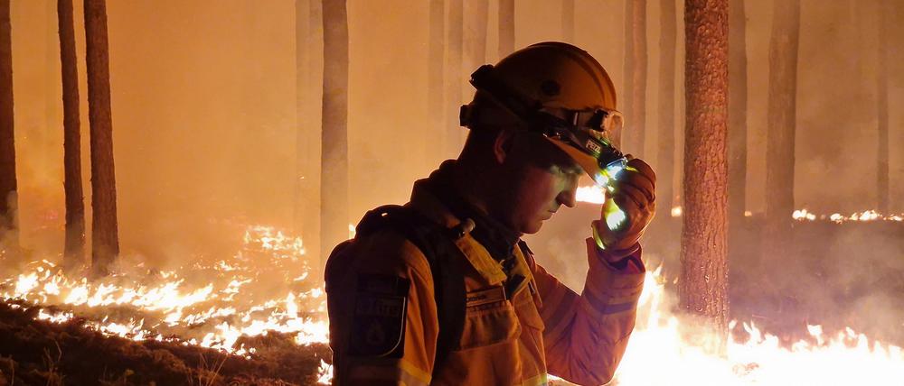 Einsatzkräfte der Hilfsorganisation „Fire“ legen Gegenfeuer in Beelitz.