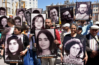 Am 25. Jahrestag protestieren Hinterbliebene der Opfer des Massakers vom 2. Juli 1993 im türkischen Sivas.