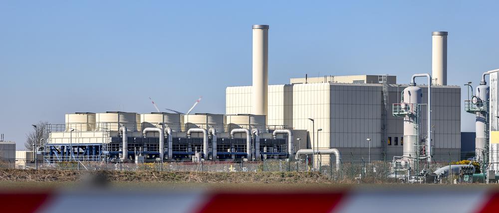 Blick auf die Kühlanlagen und die Gasverdichter des Untergrund-Gasspeichers der VNG AG. 