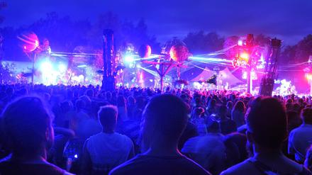 Am Rande der Tanzfläche beim Fusion Festival in Lärz.