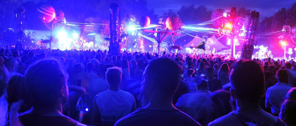 Am Rande der Tanzfläche beim Fusion Festival in Lärz.