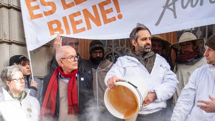 Im Januar 2020 verschüttete der Imker Seusing den mit Glyphosat verunreinigten Honig am Bundesagrarministerium. Die Stiftung Aurelia forderte konsequenten Insektenschutz.