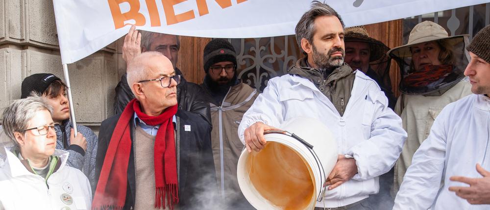 Im Januar 2020 verschüttete der Imker Seusing den mit Glyphosat verunreinigten Honig am Bundesagrarministerium. Die Stiftung Aurelia forderte konsequenten Insektenschutz.