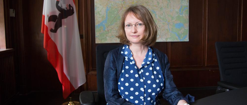 Hilfe, solange sie benötigt wird. Friederike von Holtum leitet Berlins „Zentrale Anlaufstelle für Opfer von Terroranschlägen und Großschadensereignissen und deren Angehörige“. Ihr Team soll für die reibungslose Unterstützung Betroffener sorgen.