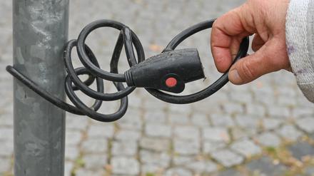 Vom Fahrrad ist nichts mehr zu sehen: ein altes Fahrradschloss, angeschlossen an einem Mast. 