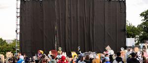 Blick auf die verhüllte Figurendarstellung „People’s Justice“ des Kollektivs Taring Padi in Kassel.