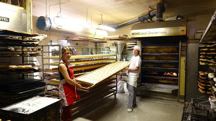 Anke Siebert und Bäckereimeister Ulrich Kienzl bei der Arbeit. 