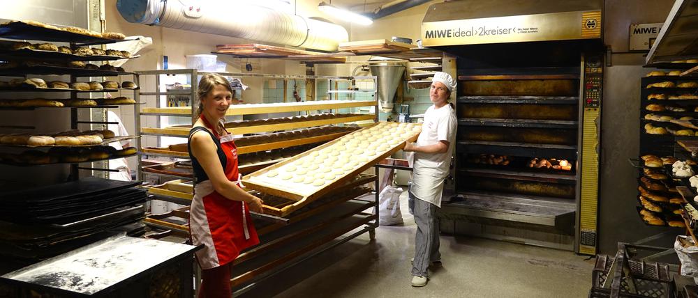 Anke Siebert und Bäckereimeister Ulrich Kienzl bei der Arbeit. 