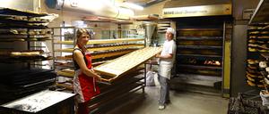 Anke Siebert und Bäckereimeister Ulrich Kienzl bei der Arbeit. 