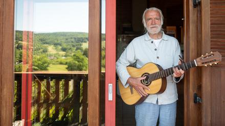 Kinderliedermacher Fredrik Vahle steht mit einer Gitarre in seinem Haus. Er feiert am 24. Juni seinen 80. Geburtstag. 