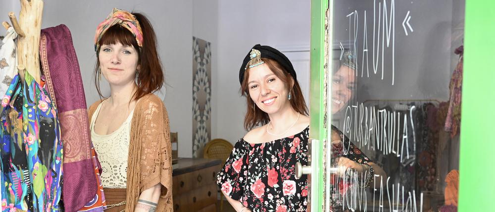 Turbantrullas
der Name des Atelier- Ladengeschaefts in der Herrfurthstraße 24 in Berlin Neukölln.
Elisa Louis (mit buntem Turban / Tuch/ im braun-roten Haar) Viktoria Trotno (mit schwarzem Turban -- Tuch)
Foto: Doris Spiekermann-Klaas