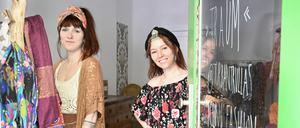Turbantrullas
der Name des Atelier- Ladengeschaefts in der Herrfurthstraße 24 in Berlin Neukölln.
Elisa Louis (mit buntem Turban / Tuch/ im braun-roten Haar)  Viktoria Trotno (mit schwarzem Turban -- Tuch)
Foto: Doris Spiekermann-Klaas