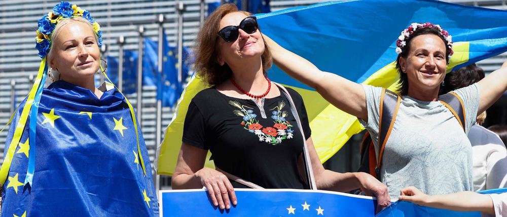Demonstrantinnen unterstützen in Brüssel den EU-Beitrittsantrag der Ukraine.