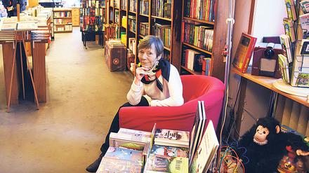 Buchhändlerin Christiane Fritsch-Weith in ihrem über Berlin-Schöneberg hinaus bekannten Buchladen.