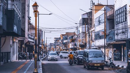 Straßenszene in Bogor, gelegen im sogenannten Globalen Süden: Die 60 Kilometer entfernt von Jakarta gelegene indonesische Stadt zählt knapp eine Million Einwohner.