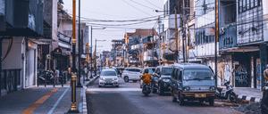 Straßenszene in Bogor, gelegen im sogenannten Globalen Süden: Die 60 Kilometer entfernt von Jakarta gelegene indonesische Stadt zählt knapp eine Million Einwohner.