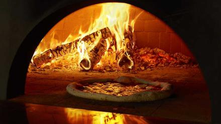 Pizza im Holzofen.