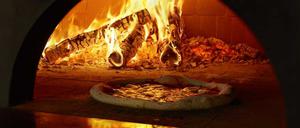 Pizza im Holzofen.