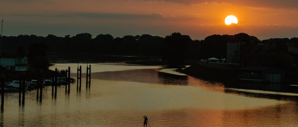 Kurz hinter der Stadtgrenze. Sonnenuntergang über der Elbe.