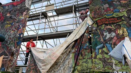 Mitarbeiter der Documenta entfernen das Werk „People’s Justice“ von Taring Padi.