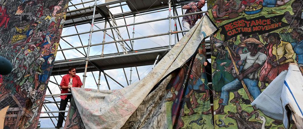 Mitarbeiter der Documenta entfernen das Werk „People’s Justice“ von Taring Padi.