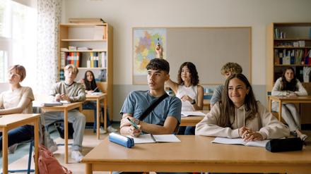 Schülerinnen und Schüler in einem Klassenzimmer.