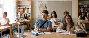 Schülerinnen und Schüler in einem Klassenzimmer.