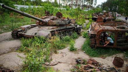 Zerstörte Panzer stehen in der Nähe von Irpin am Staßenrand.